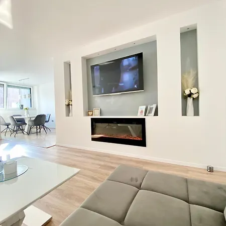 Black & White Hideaway With Garage Lejlighed *