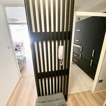 Black & White Hideaway With Garage Διαμέρισμα