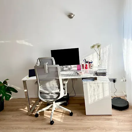 Black & White Hideaway With Garage Apartment *