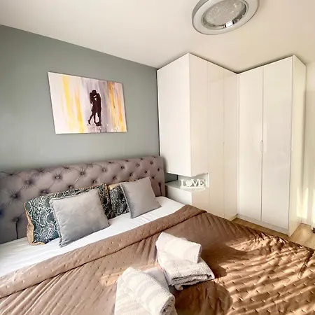 Apartment Black & White Hideaway With Garage *