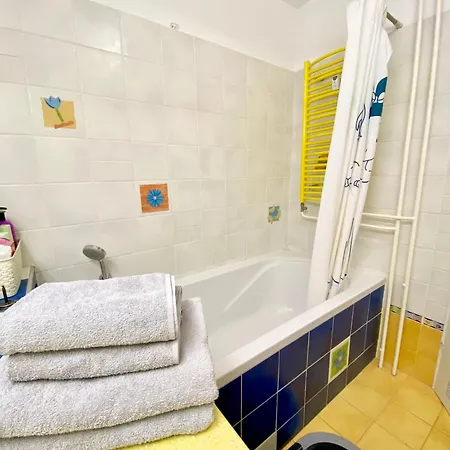 Black & White Hideaway With Garage Lejlighed