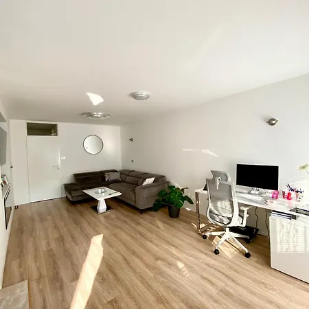 Black & White Hideaway With Garage Lejlighed *