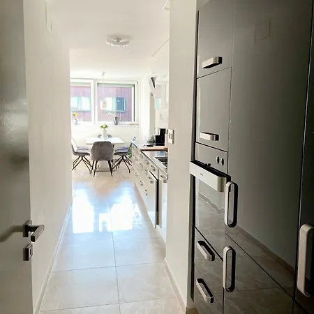 Διαμέρισμα Black & White Hideaway With Garage *