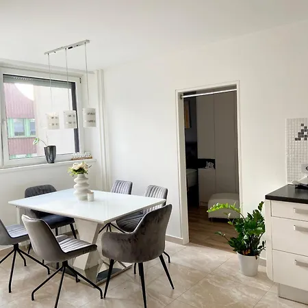 Black & White Hideaway With Garage Lejlighed *