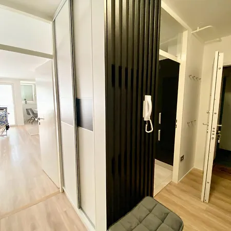 Black & White Hideaway With Garage Λιουμπλιάνα