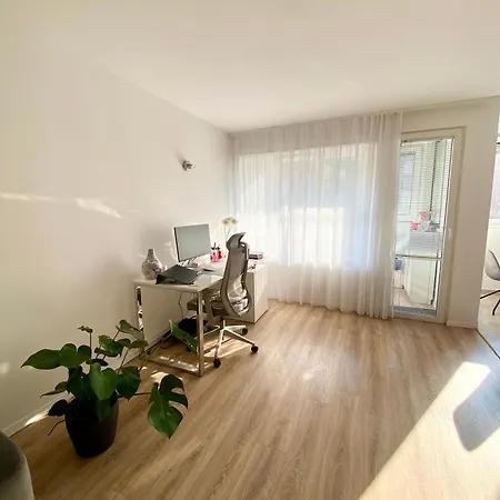 Black & White Hideaway With Garage Διαμέρισμα *