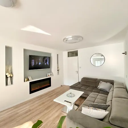 Apartment Black & White Hideaway With Garage *