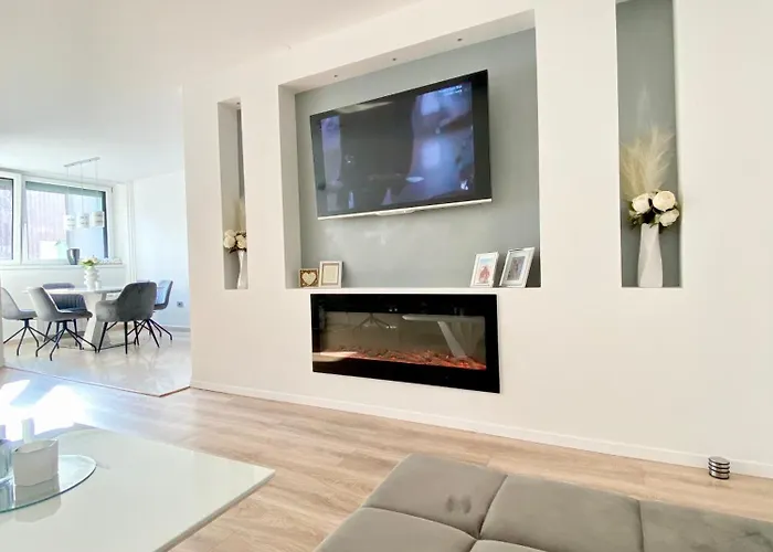 Black & White Hideaway With Garage Apartamento *