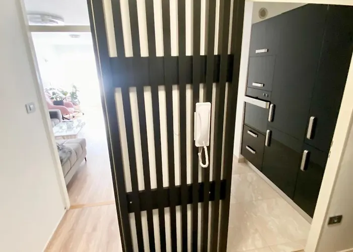 Black & White Hideaway With Garage شقة