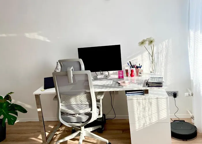 Black & White Hideaway With Garage شقة *