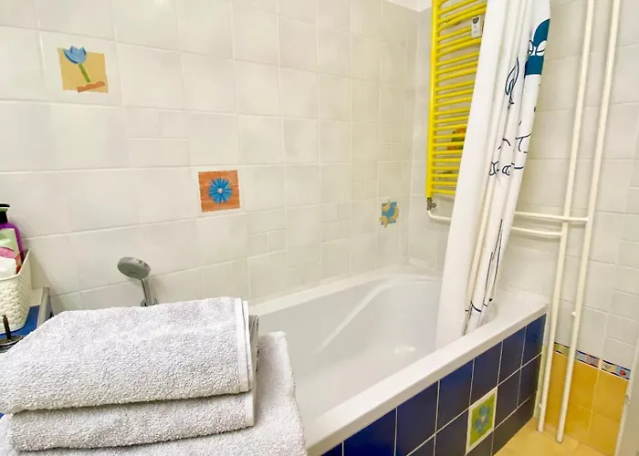 Black & White Hideaway With Garage Apartamento