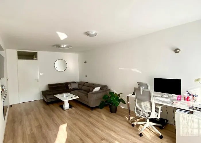 Black & White Hideaway With Garage Apartamento *