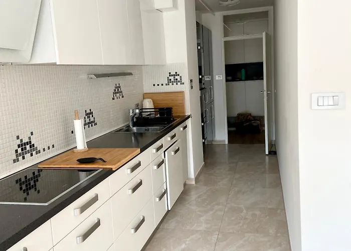 Black & White Hideaway With Garage ليوبليانا