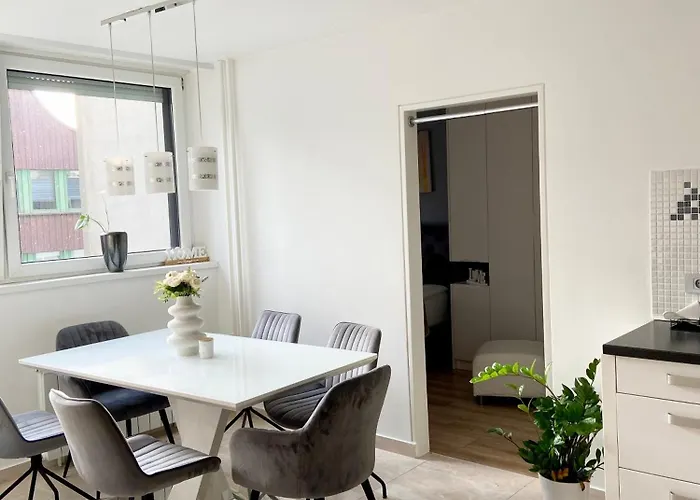 Black & White Hideaway With Garage شقة *