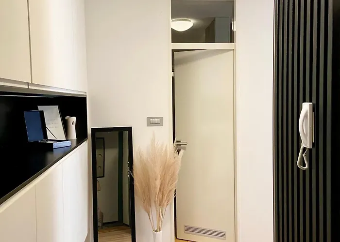 Black & White Hideaway With Garage ليوبليانا