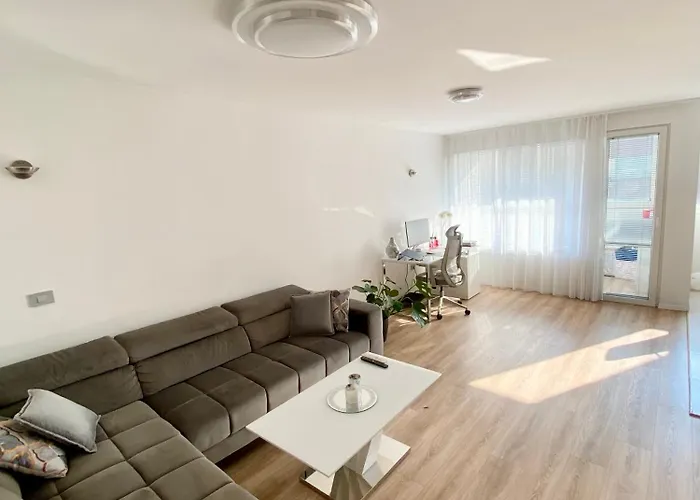 Black & White Hideaway With Garage Apartamento Liubliana