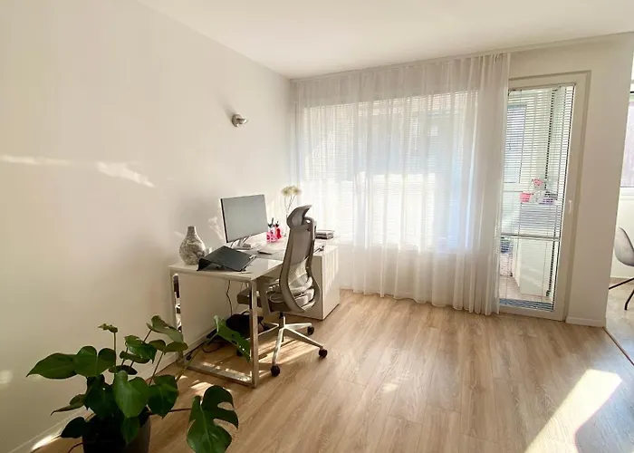 Black & White Hideaway With Garage Apartamento *