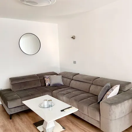 公寓 Black & White Hideaway With Garage 卢布尔雅那