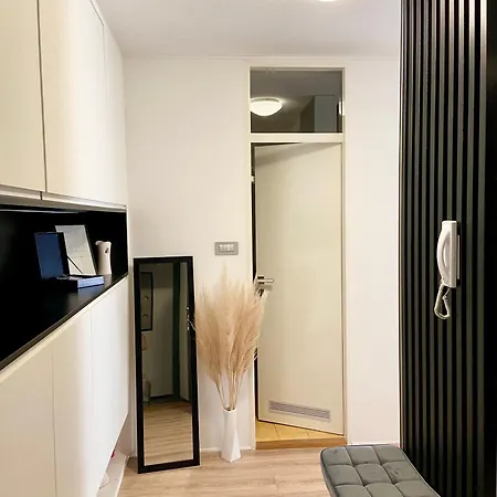 Black & White Hideaway With Garage 卢布尔雅那